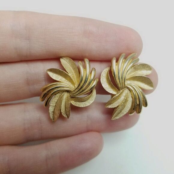 Vintage Crown Trifair Gold Tone Retro Clip On Earrings, Funky Design, Signed - Picture 6 of 7